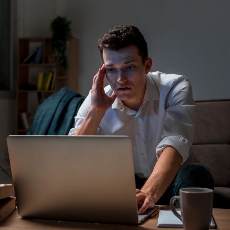 Usuario frustrado frente a laptop con página web que no genera resultados ni conversiones